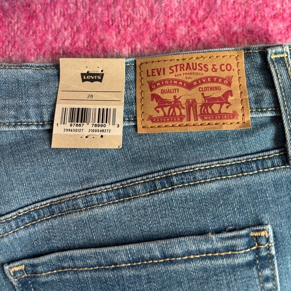 NWT Levis mid length denim shorts - Picture 6 of 6